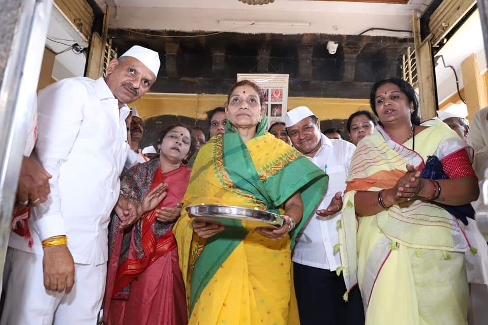 Aarti at the hands of Mayor Usha alias Mai Dhore at Morya Gosavi Temple