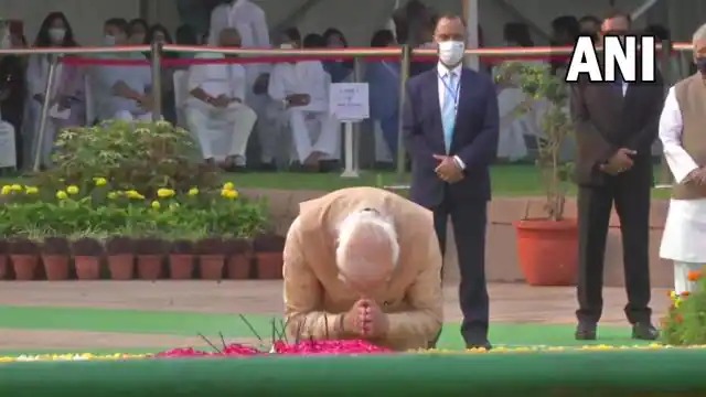On the occasion of 152nd birth anniversary, the Prime Minister paid homage to Gandhiji at Rajghat