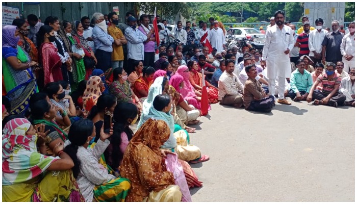 Handcart, tapari holders' agitation in front of Municipal Corporation