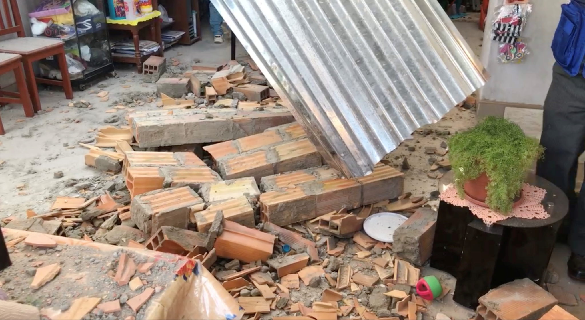 Earthquake shakes Peru Cross the roads, block the houses