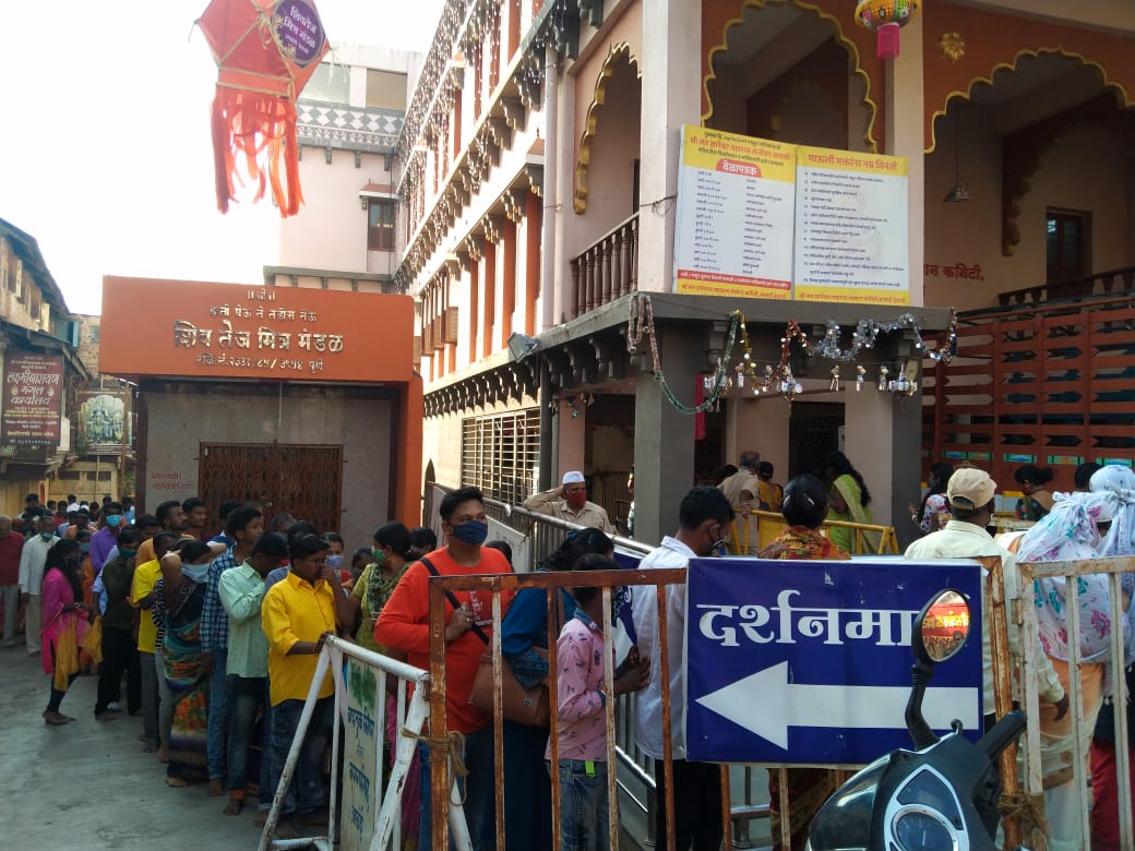 Due to lack of well-equipped Darshanbari in Alandi, devotees line up on the road for Darshan; Administration neglects Darshanmandap and partial skywalk
