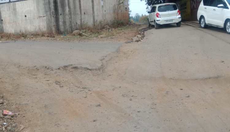 Poor condition of service roads under Katvi flyover; Danger of a fatal accident