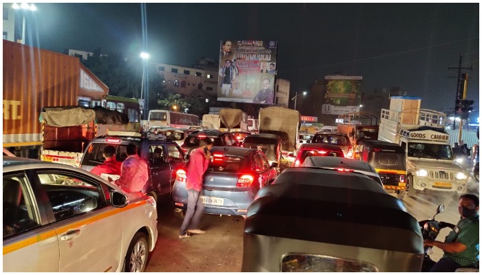Traffic jam at Bhoomkar Chowk due to truck stoppage; Long queues of vehicles