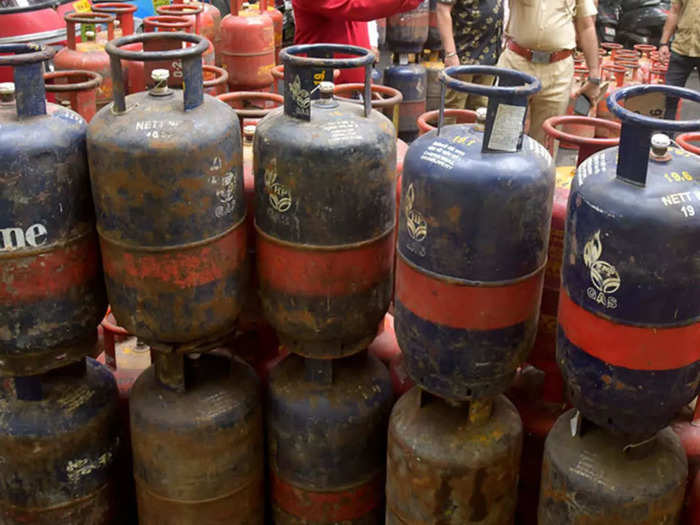 Commercial gas cylinder goes up by Rs 100