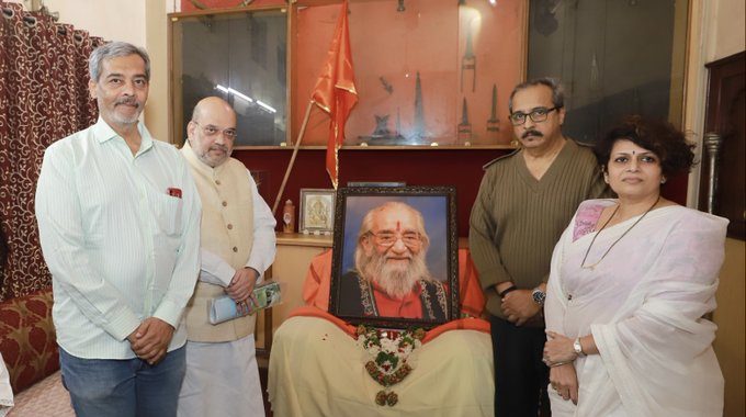 amit-shah-paid-homage-to-vahili-by-offering-flowers-to-the-image-of-shivshahir