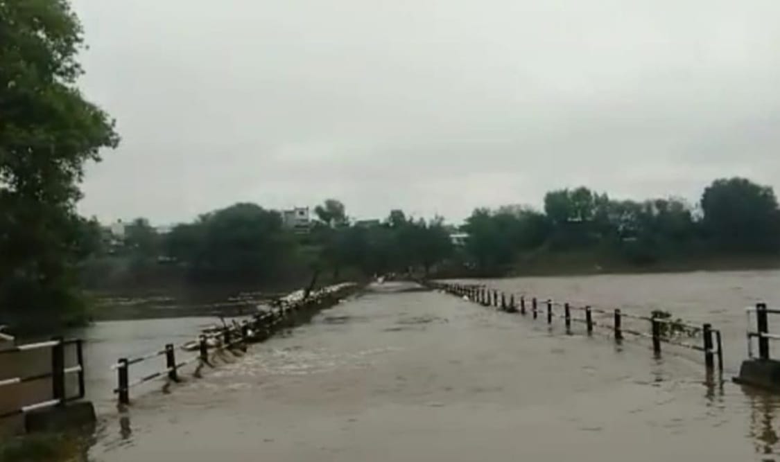 Unseasonal rains in Satara district; Water rose on the bridge of Krishna river