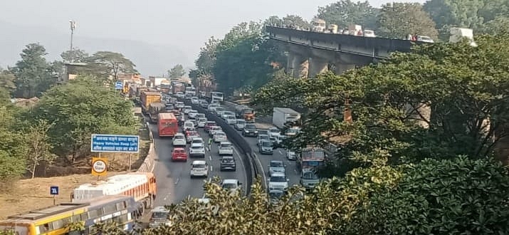 Traffic on Mumbai-Pune Expressway starts at a slow pace;