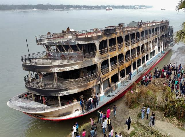A ship caught fire in the middle of Sugandha river in Bangladesh! 37 killed, 200 burnt