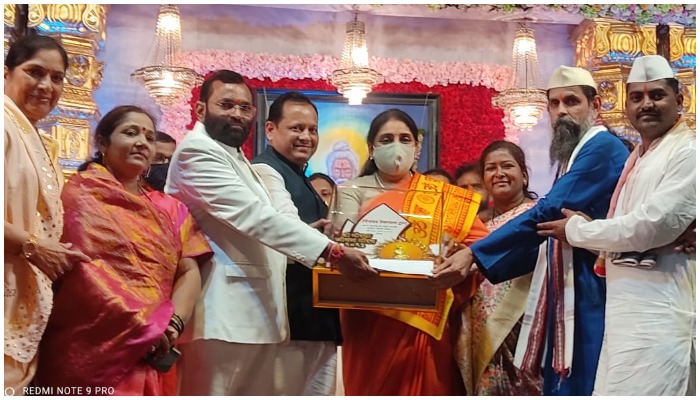 On behalf of Chinchwad Devasthan Trust, Sunetra Pawar was honored with Shri Morya Gosavi Lifetime Achievement Award