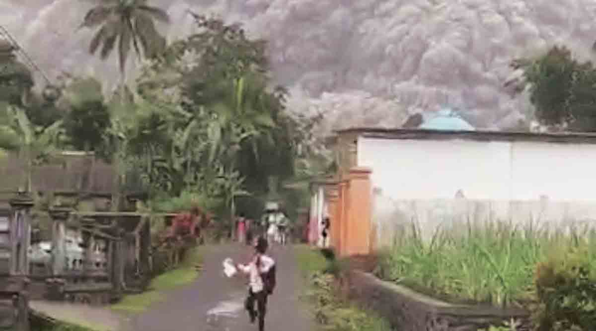 इंडोनेशियात सर्वात मोठय़ा ज्वालामुखीचा उद्रेक