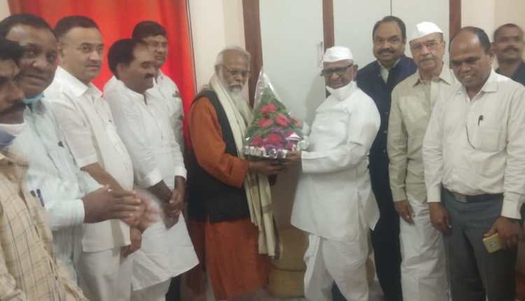 Girish Prabhune felicitated by Anna Hazare