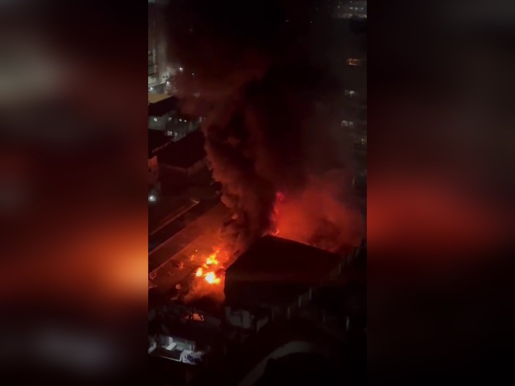A huge fire broke out at a leather warehouse in Madanpura area of ​​Byculla