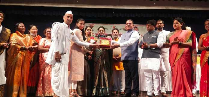 journalist-madhuri-korad-honored-with-patrakar-bhushan-award