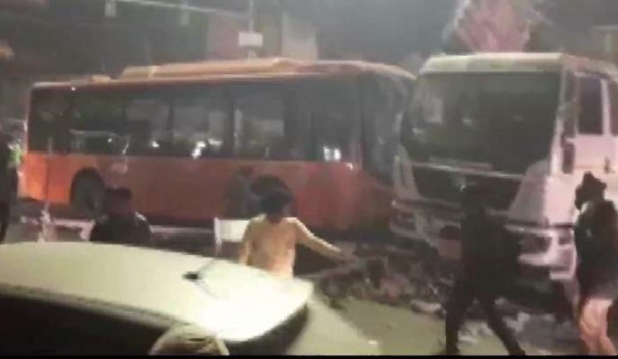 E-bus loses control, hits 17 vehicles, kills 6, injures 12