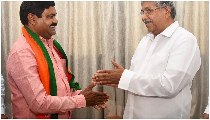 Kisan Sabha leader Comrade Vilas Babar joins BJP
