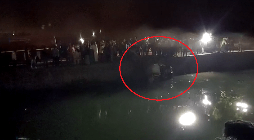 The rickshaw crashed in the canal in Janata Vasahat in Pune, the rickshaw driver also went away
