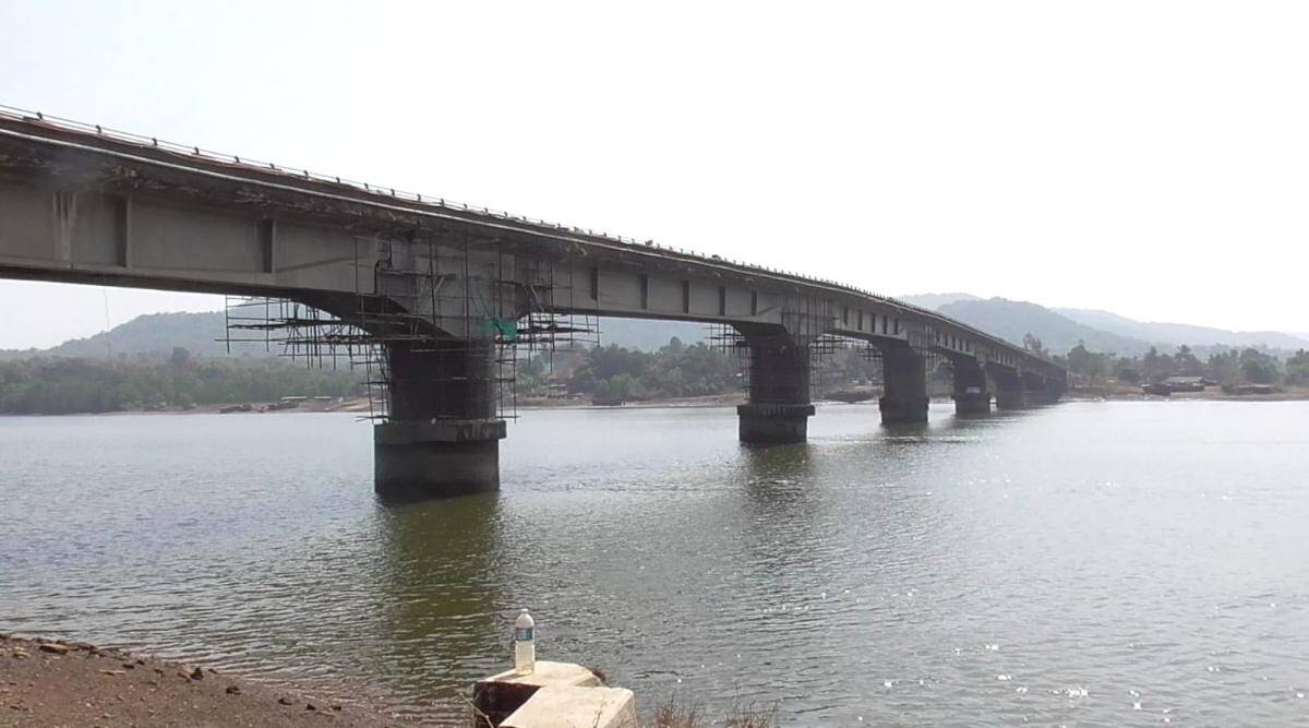 १२ कोटी रुपयांच्या खर्चानंतरही सावित्री नदीवरील आंबेत पूल धोकादायक; खांब झुकल्याने पूल वाहतुकीसाठी बंद