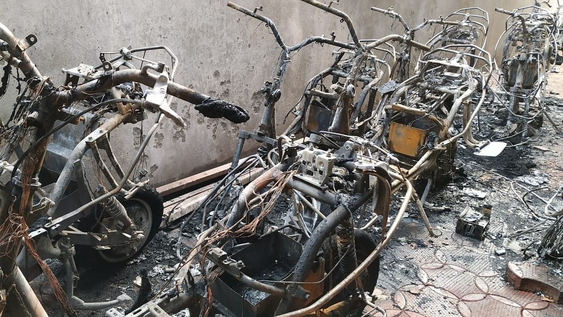 Battery explosion in an electric bike in Kolhapur; Burn 10 new bikes
