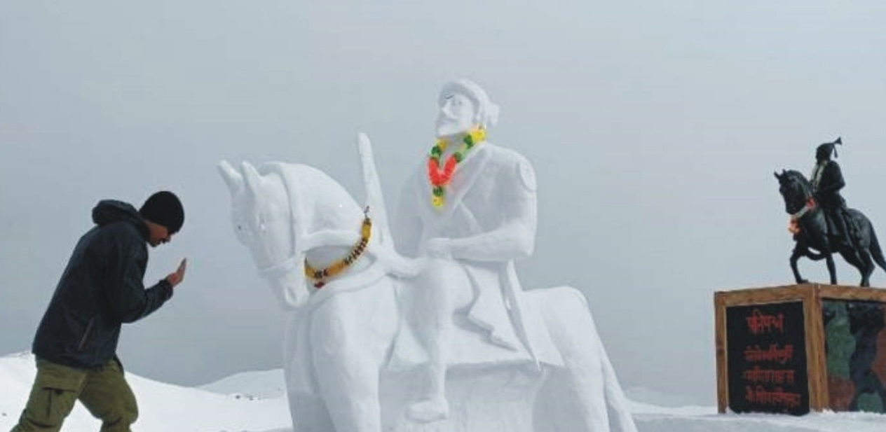 Gadhinglaj's jawan carved an equestrian statue of Lord Shiva in the snow