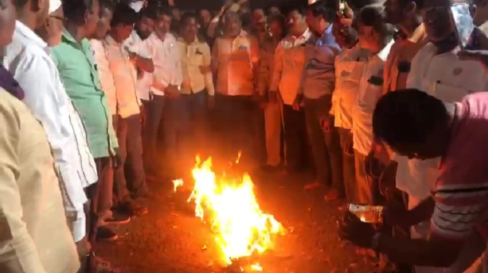 Violent turn of Raju Shetty's agitation, MSEDCL office set on fire