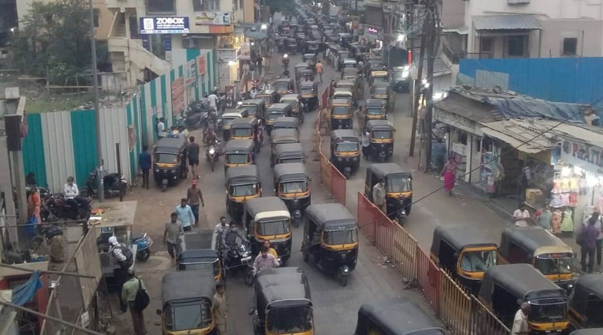 Rickshaw congestion in the railway station area east of Dombivli; Citizens suffer due to sudden increase of 150 to 200 rickshaws in parking lots