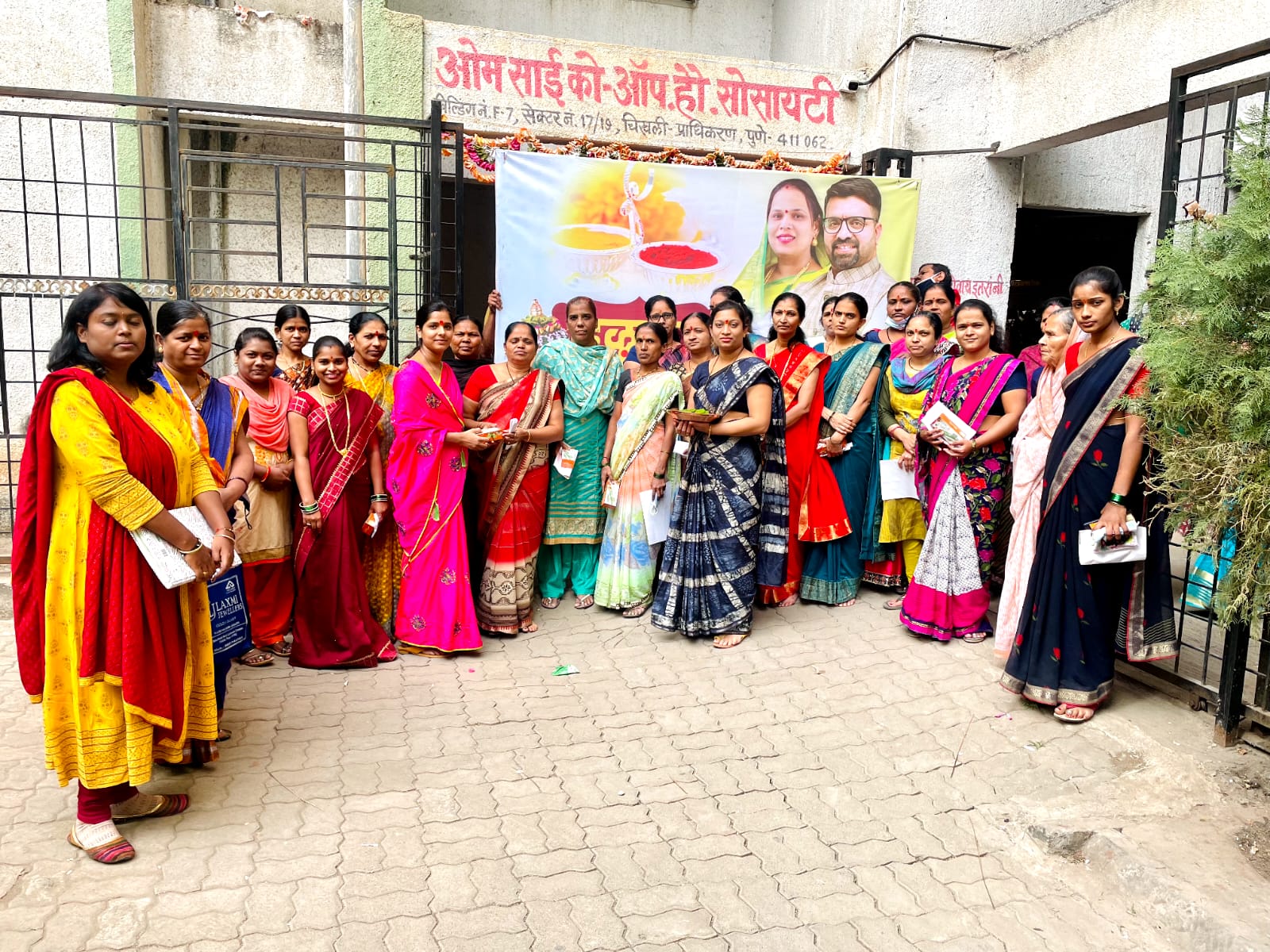 Huge response from the women of Ward No. 12 to the Haldi Kunku program organized by Dinesh Yadav and Nisha Yadav