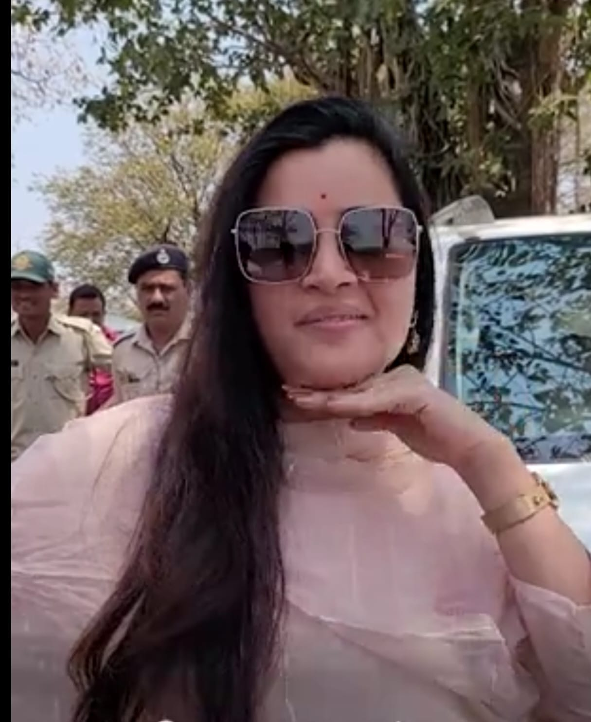 Navneet Rana's 'Pushpa' style Holi; Video goes viral on social media