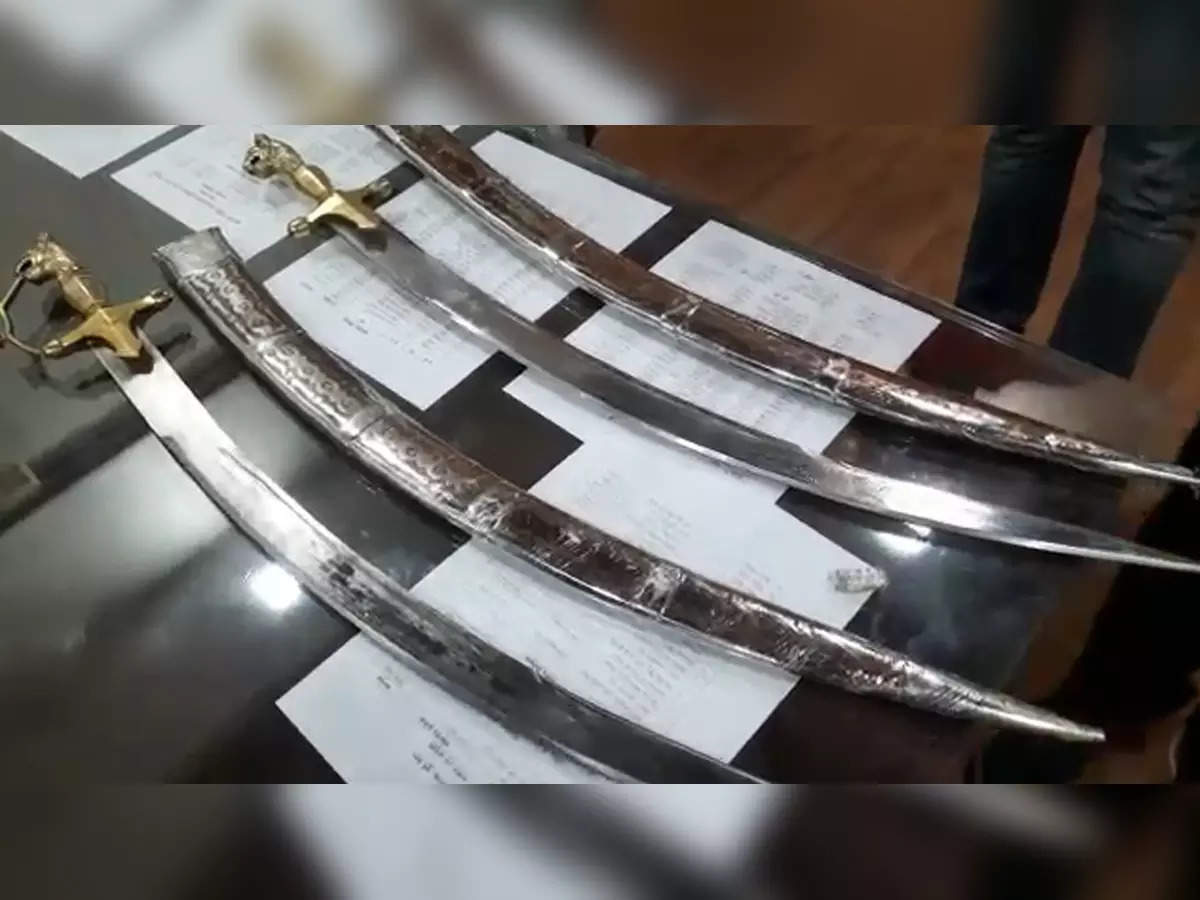 Excitement in Pune! Swords ordered by parcels; The challenge for the police is to find the purpose