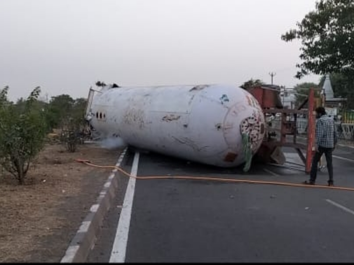 Gas tanker overturns on Mumbai-Agra highway
