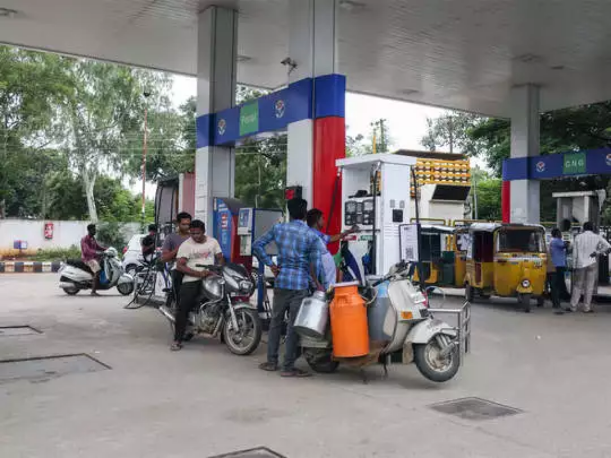 Petrol pump manager absconding with Rs 10 lakh