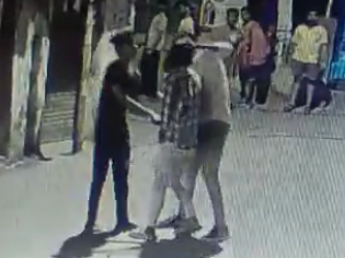 Two young men with swords in their hands terrorized in the street, attacking one of them in an old argument