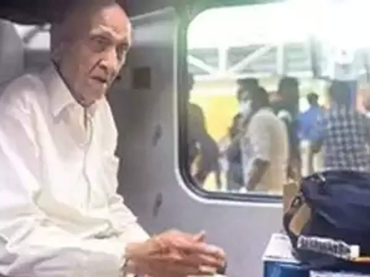 50 years of 'golden' journey! 90 year old grandfather traveling from the capital was felicitated by the Western Railway