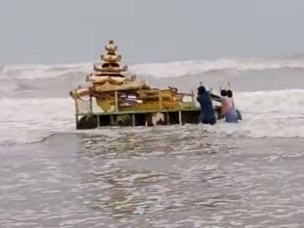 Asani cyclone churning the sea, found a mysterious golden chariot