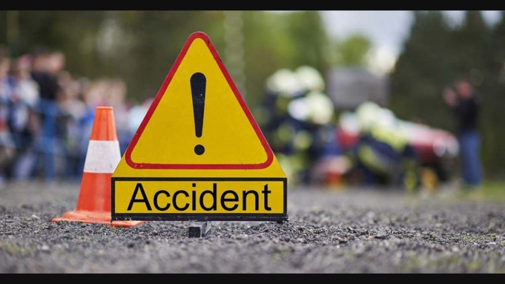 Car hits truck on Yamuna Expressway!  4 killed, 2 seriously injured in Pune