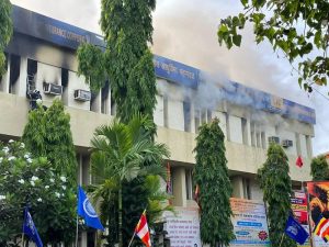 मुंबईतील LIC कार्यालयाला आग; अग्निशमन विभागाच्या ८ गाड्या घटनास्थळी दाखल