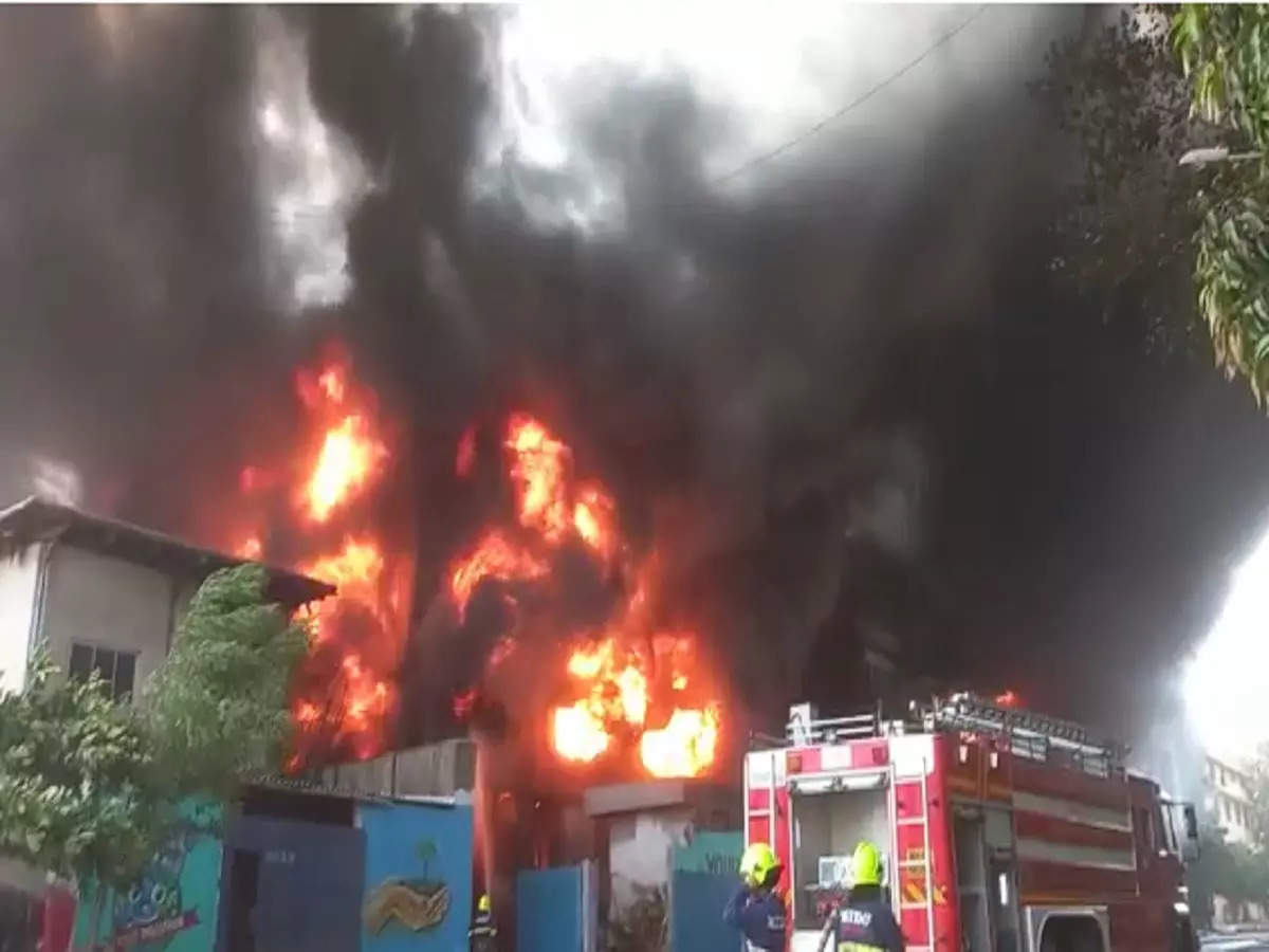 नवी मुंबईतील आग तब्बल ८ तासांनंतर आटोक्यात; ३ कामगार जखमी,  दोघे बेपत्ता