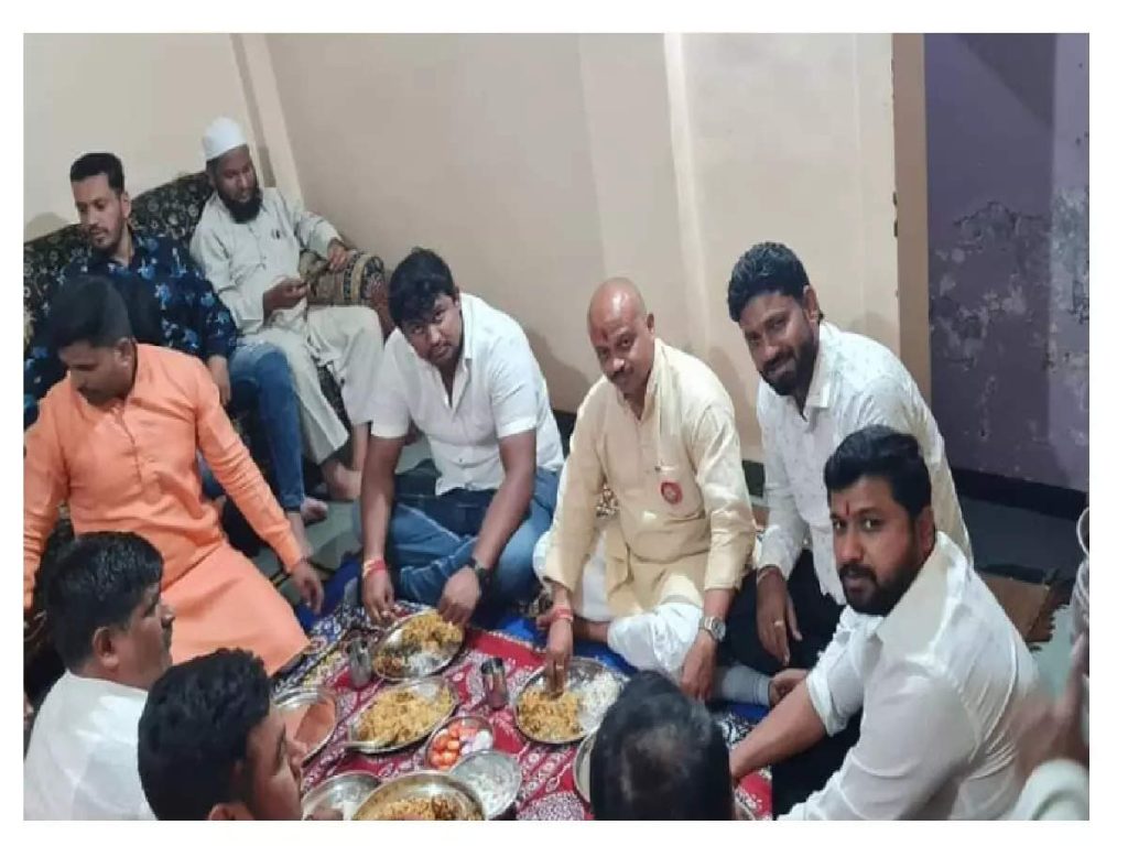 First performed Maha Aarti, then a meal at the home of a Muslim worker;  Discussion of Vasant More again
