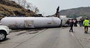 Gas tanker overturns on Mumbai-Pune expressway;  All three died on the spot in the accident