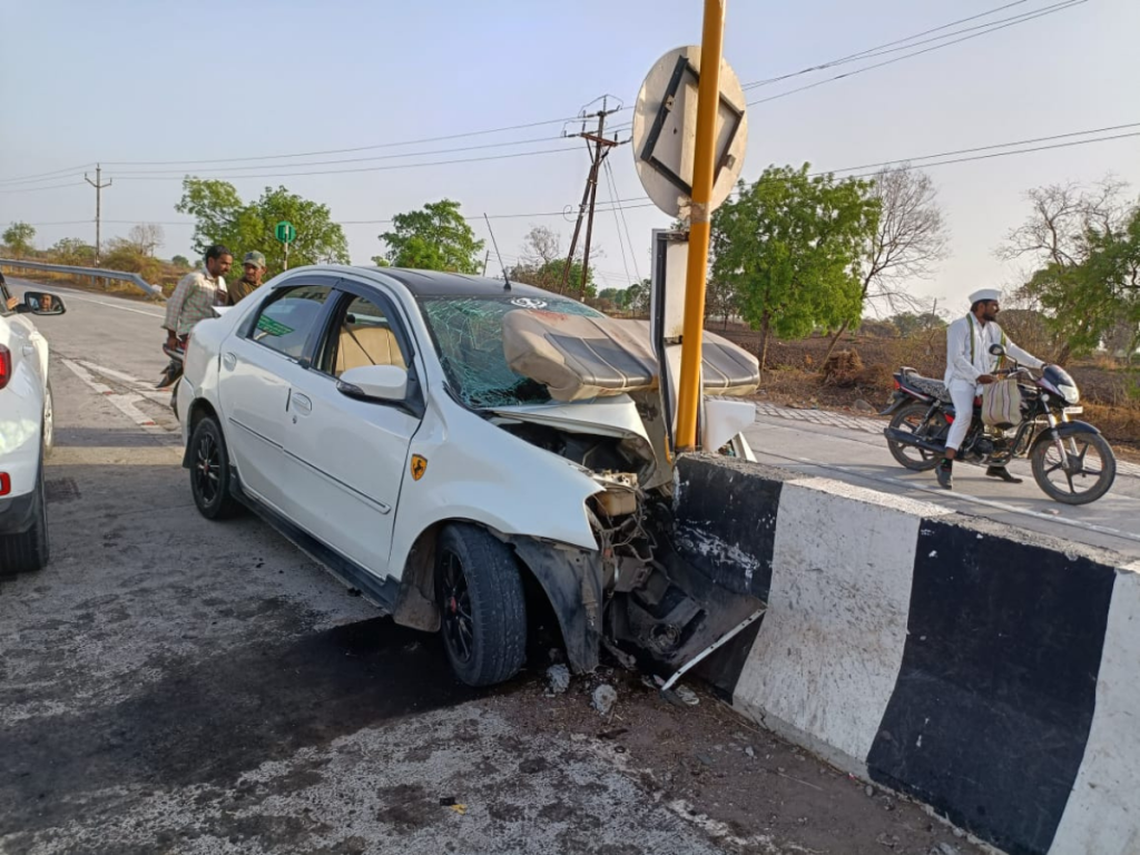 In Hingoli, a car collided with a divider, injuring five people