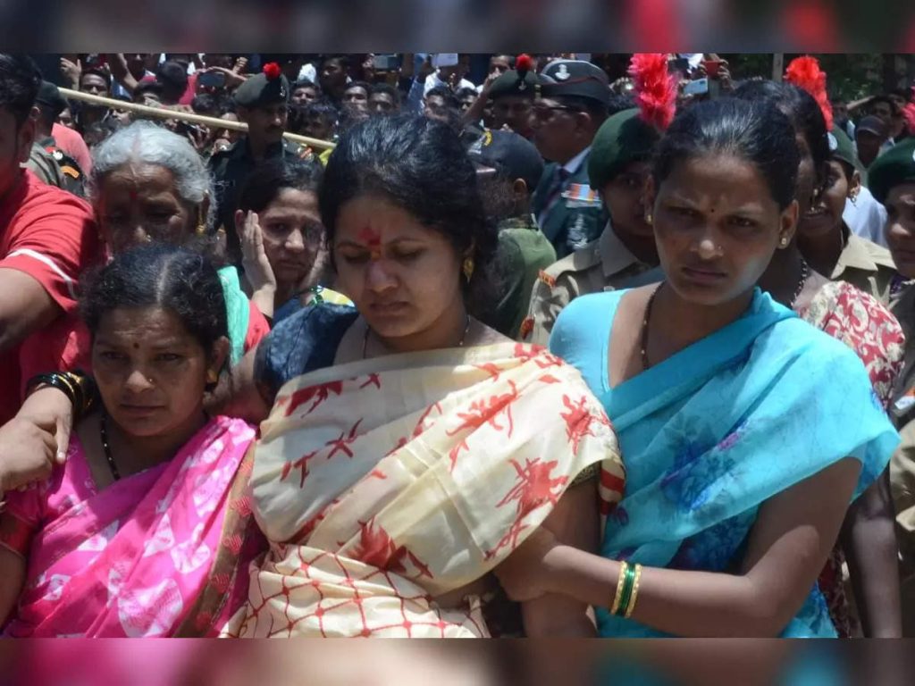 Martyr Prashant Jadhav cremated;  The kumkum on the forehead of the concubine remains