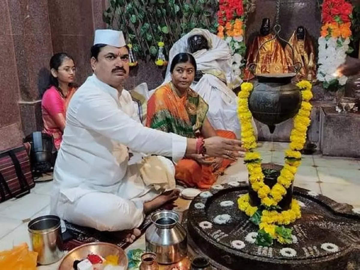 Ram Shinde greets Ahilya Devi Holkar in the morning, worship at the temple before NCP's program