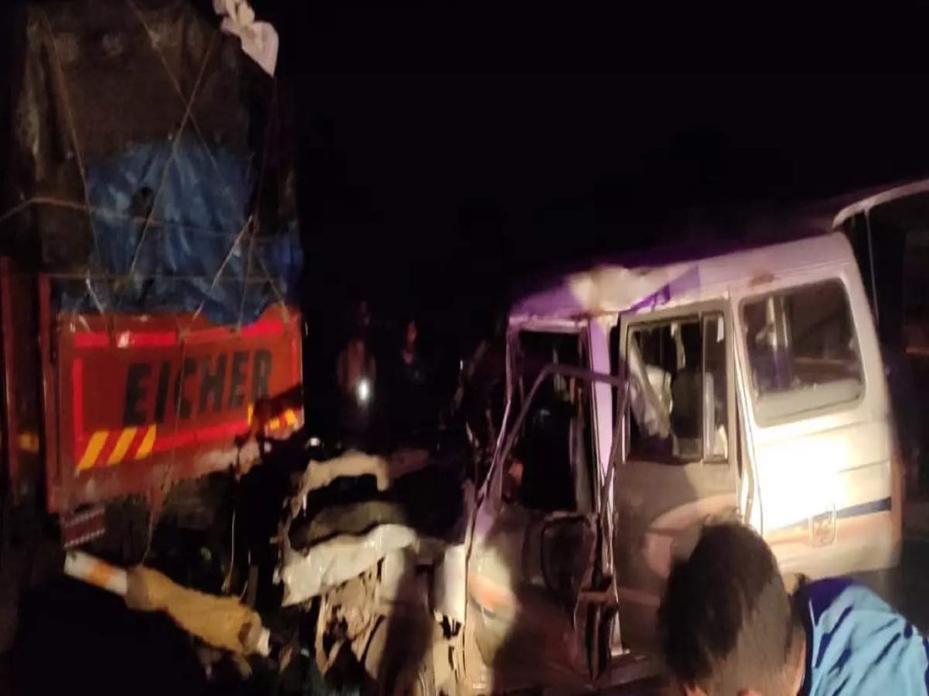 Terrible accident on Mumbai-Goa highway;  1 killed, 7 seriously injured