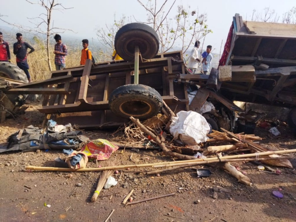 5 killed, 5 seriously injured in tractor accident in Wani, Nashik