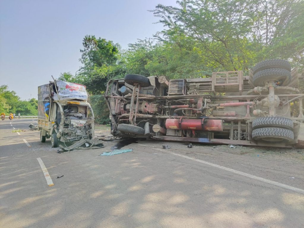 Borewell truck and small tempo collide head-on, 2 killed, 1 injured
