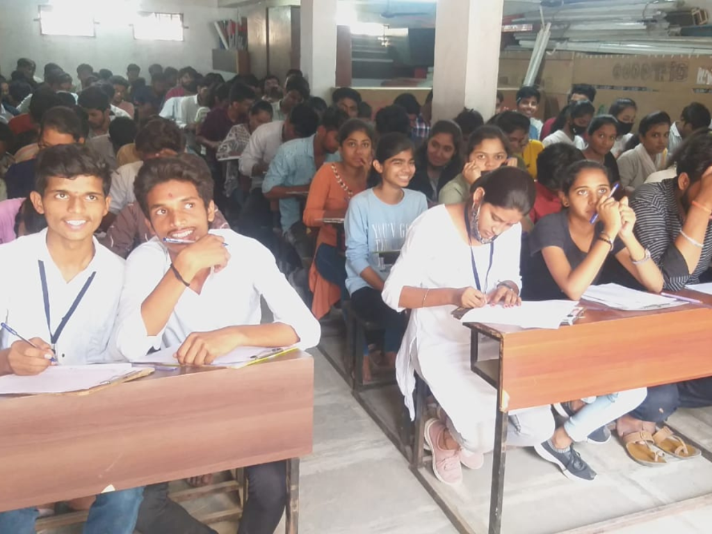 Chaos at examination center in Aurangabad;  Time to seat three students on one bench