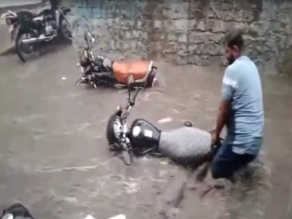 Heavy rains in Amravati: Two-wheelers carried away; Cloudy conditions