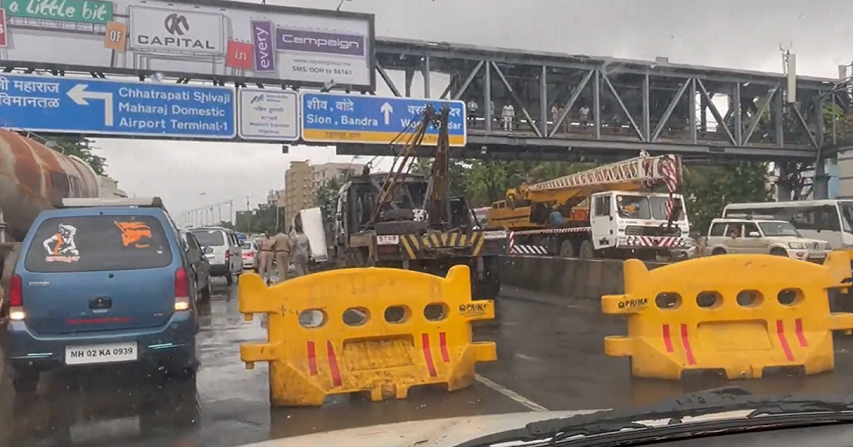 Due to the rain, there was a traffic jam in Mumbai, Aditya Thackeray and Sena MLAs' bus got stuck in traffic