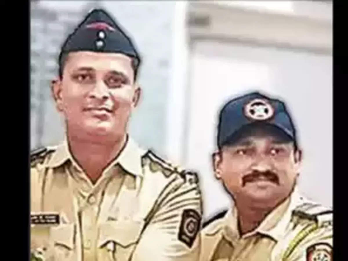Four lakh found in wrecked vehicle; Appreciate what the two cops did!