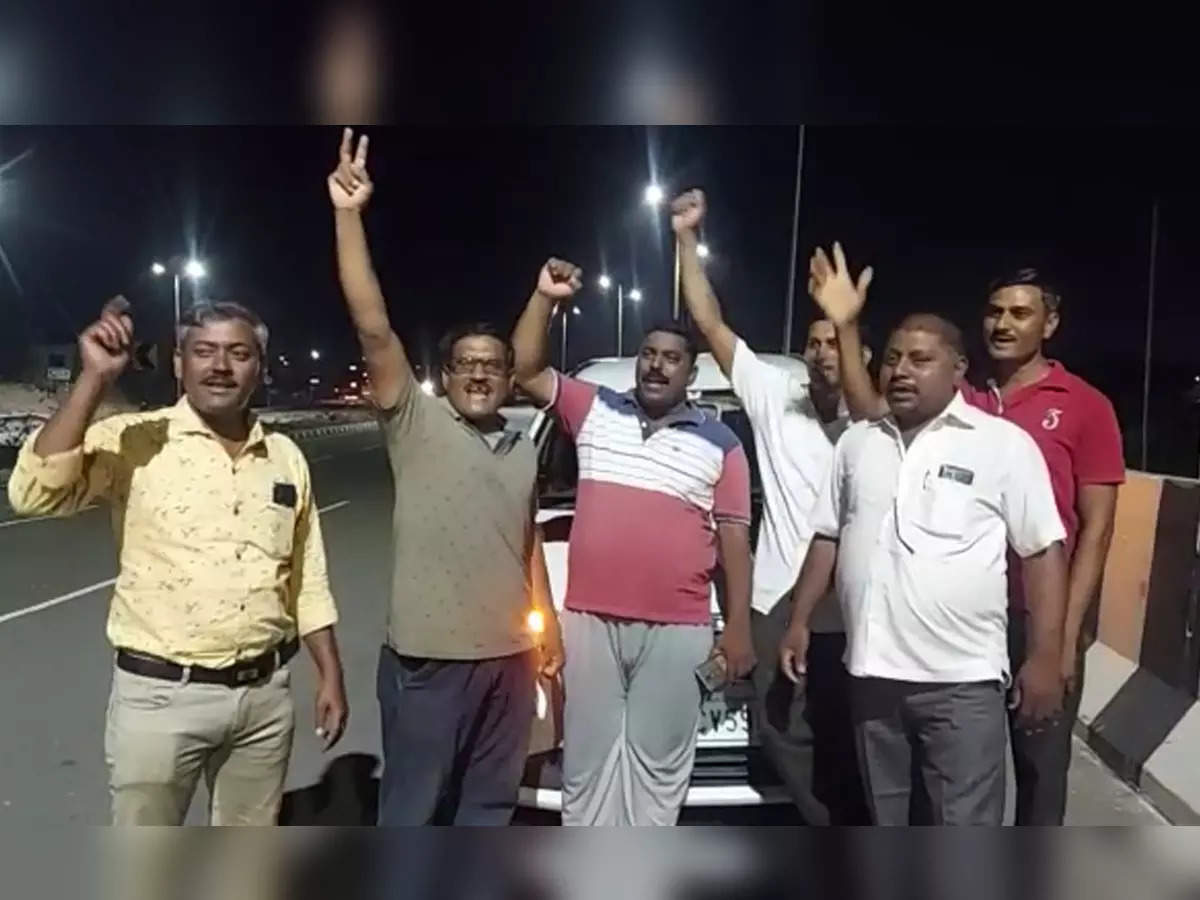 Hundreds of Khadse supporters leave for Mumbai
