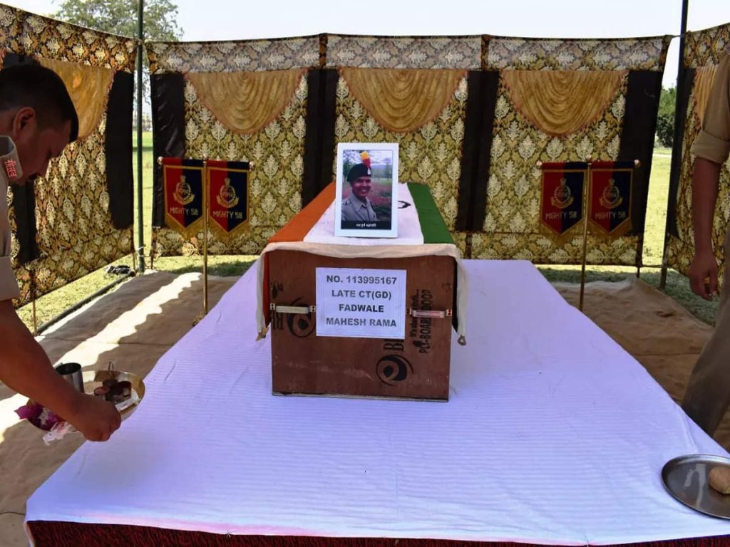 Maharashtra loses son!  BSF jawan killed by snake bite while on duty at border